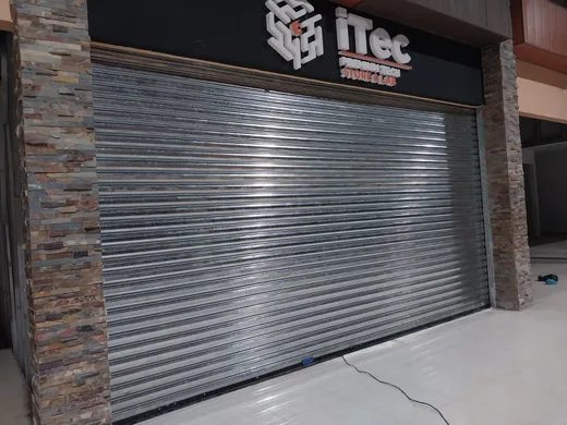 Cortina metálica enrollable instalada por Cortimetal en un local comercial