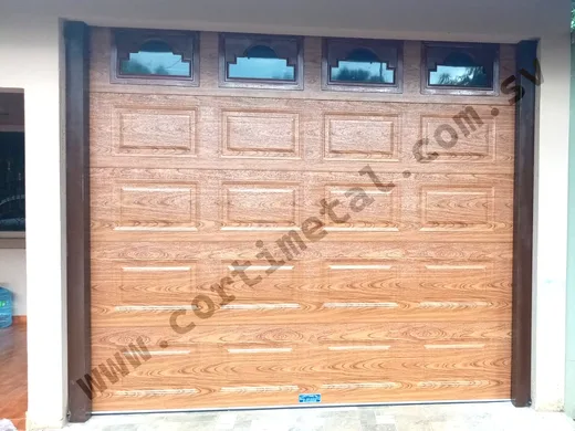 Portón americano imitación madera con ventanas
