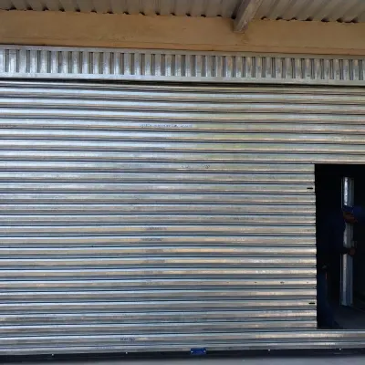 Cortina metálica con puerta peatonal