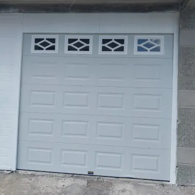 Portón americano a cuadros con ventanas decorativas