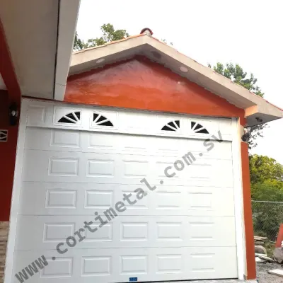 Portón deluxe con ventanas en abanico