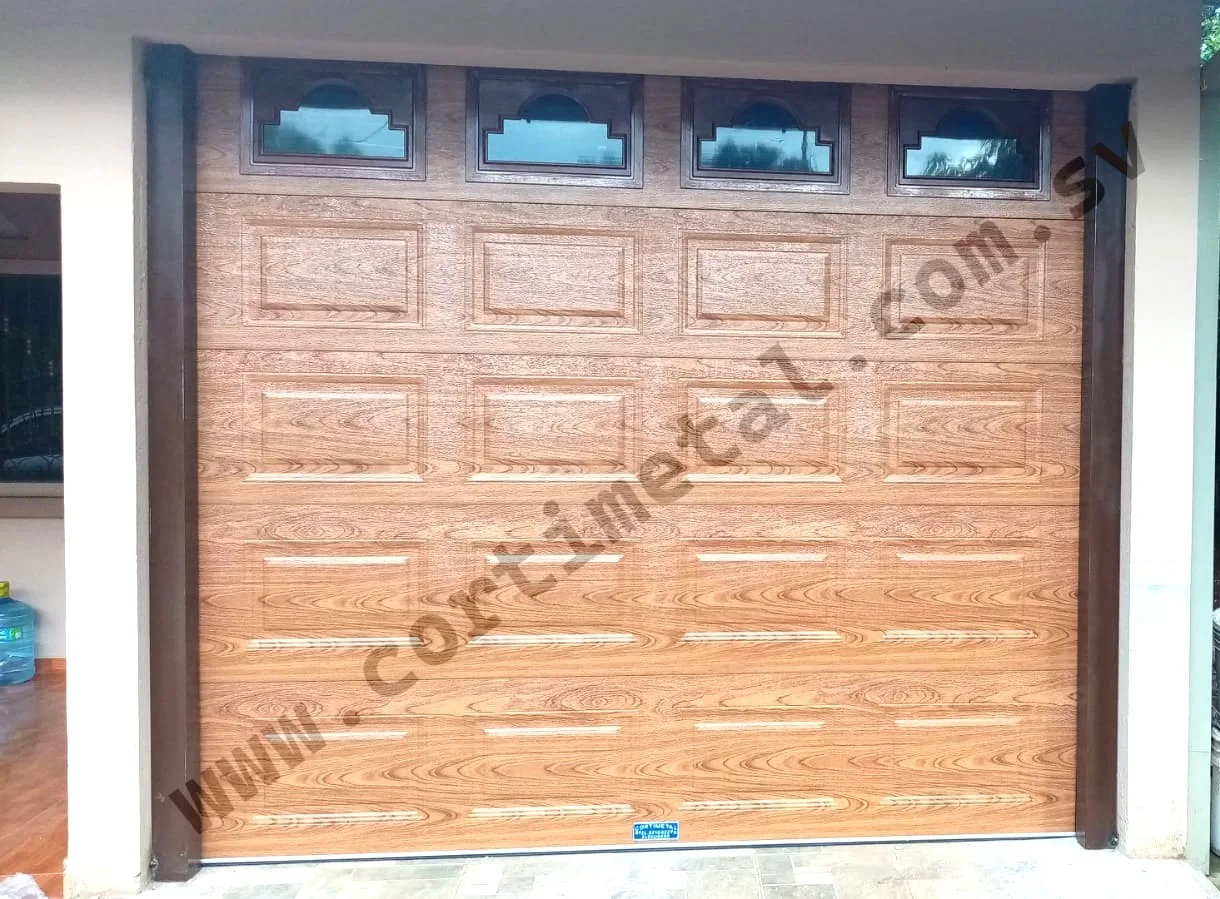 Portón imitación madera con ventanas